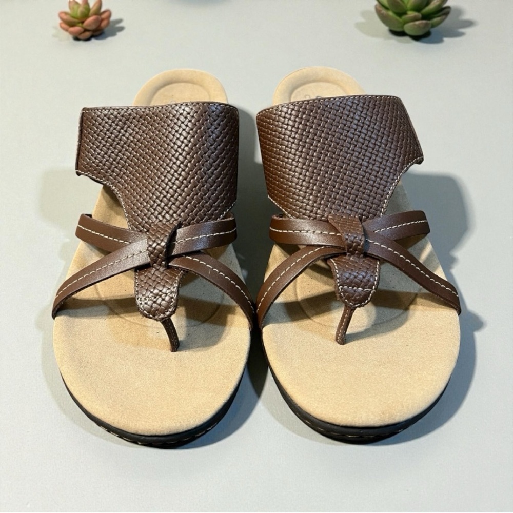 Clarks Women's Laurieann Edge Toe-Post Sandal in Brown Leather Size 10M